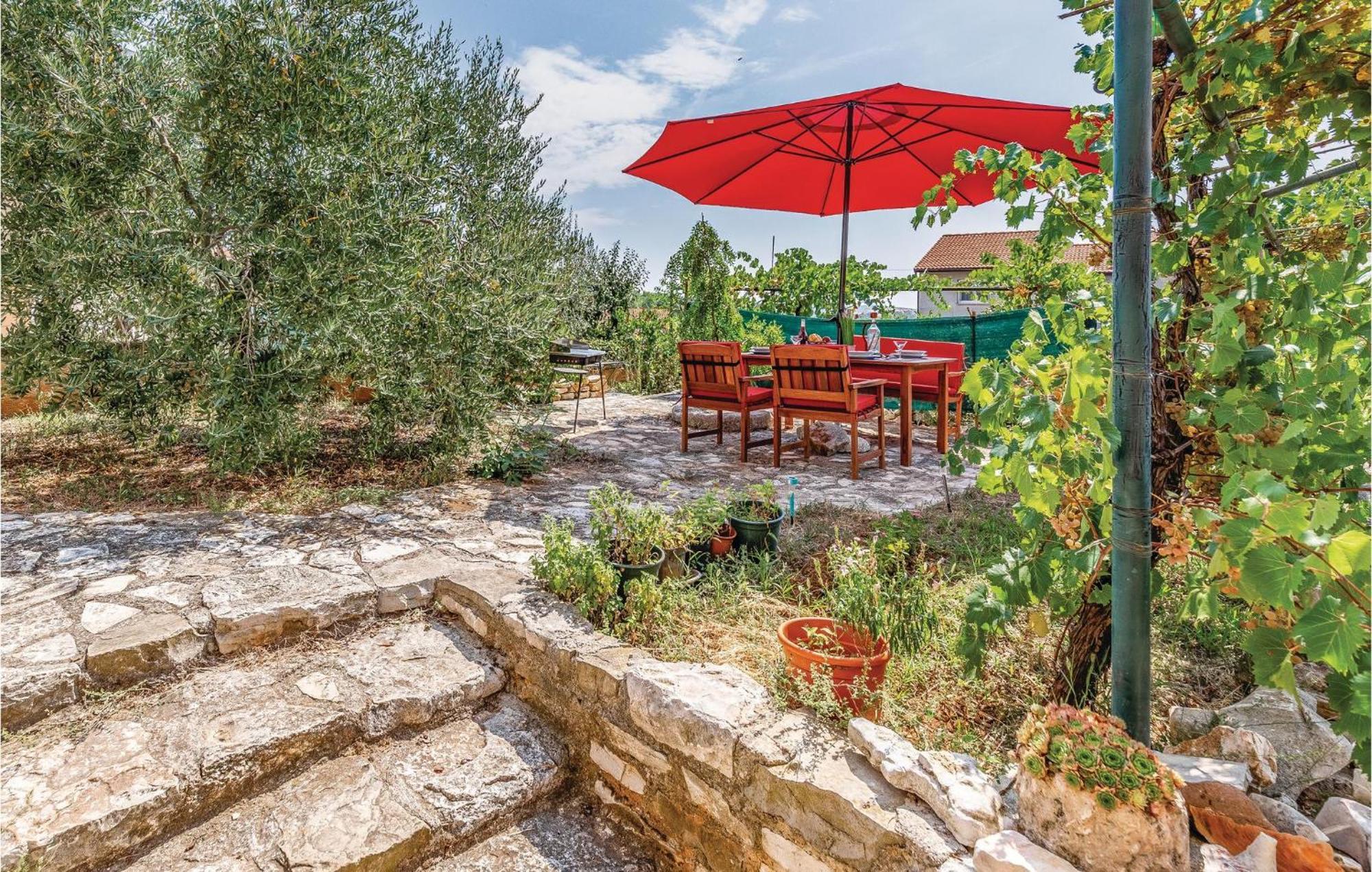 2 Bedroom Awesome Apartment In Vinkuran Exterior foto