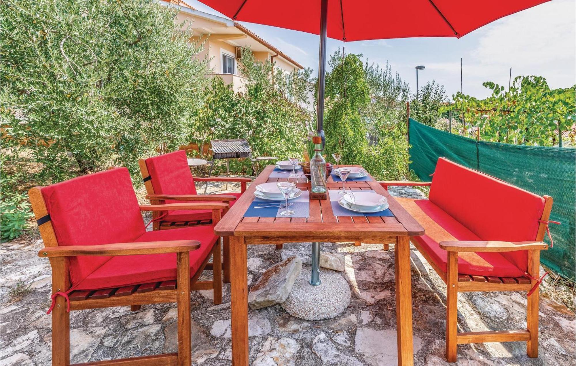 2 Bedroom Awesome Apartment In Vinkuran Exterior foto